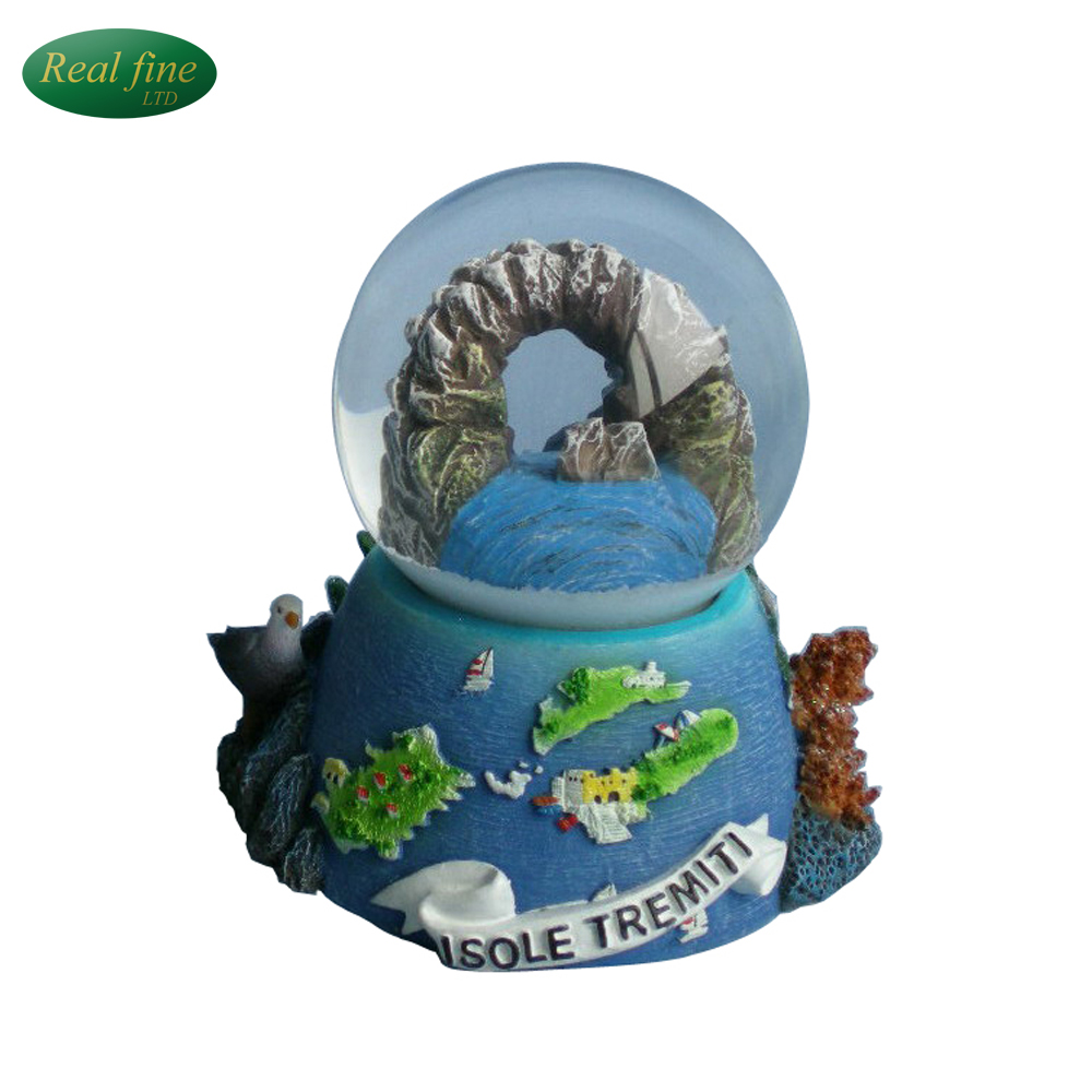 Wholesale Polyresin Tourist Snow Globe for Home Decoration